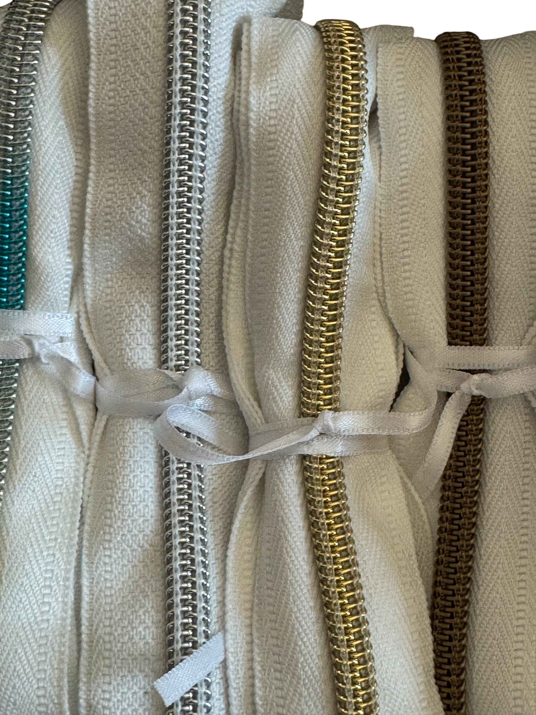 Kit cremalleras nylon blancas y negras con dientes metalizados