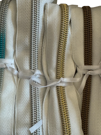 Kit cremalleras nylon blancas y negras con dientes metalizados