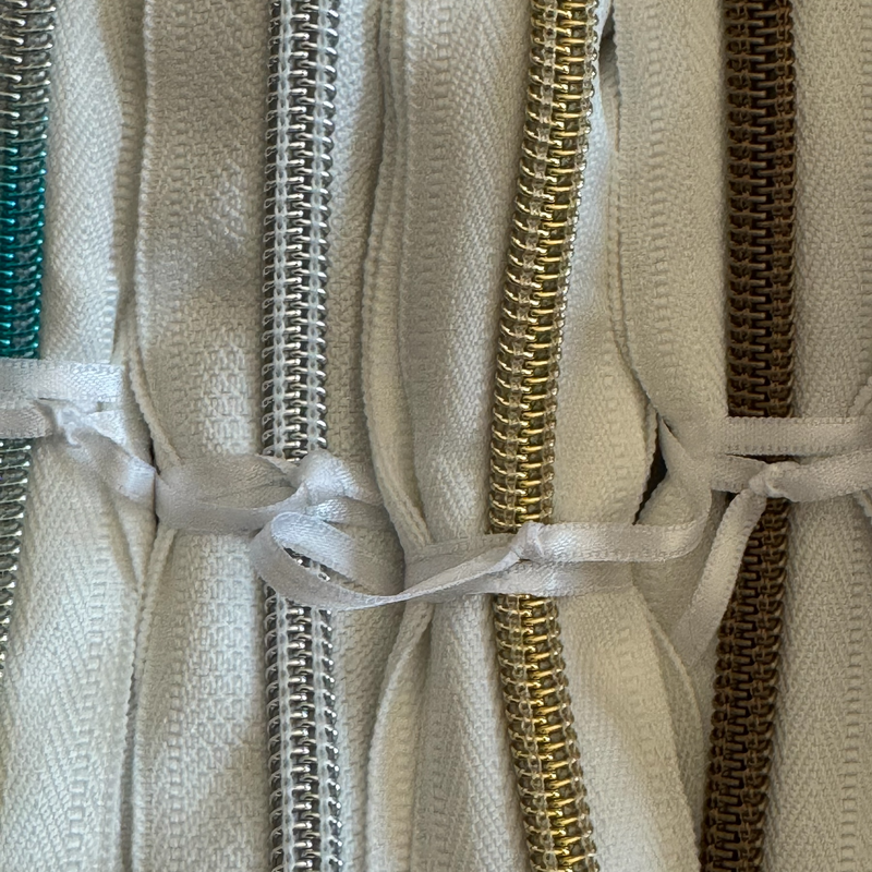 Kit cremalleras nylon blancas y negras con dientes metalizados