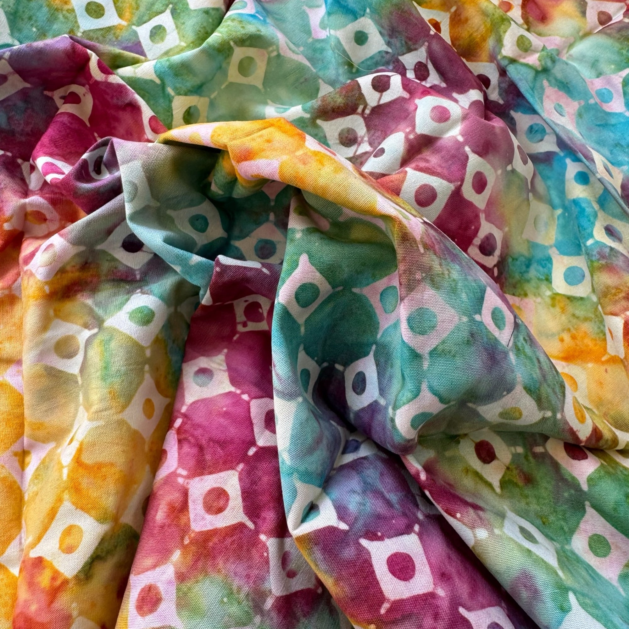 Tela batik arcoíris cuadrados y círculos multicolor