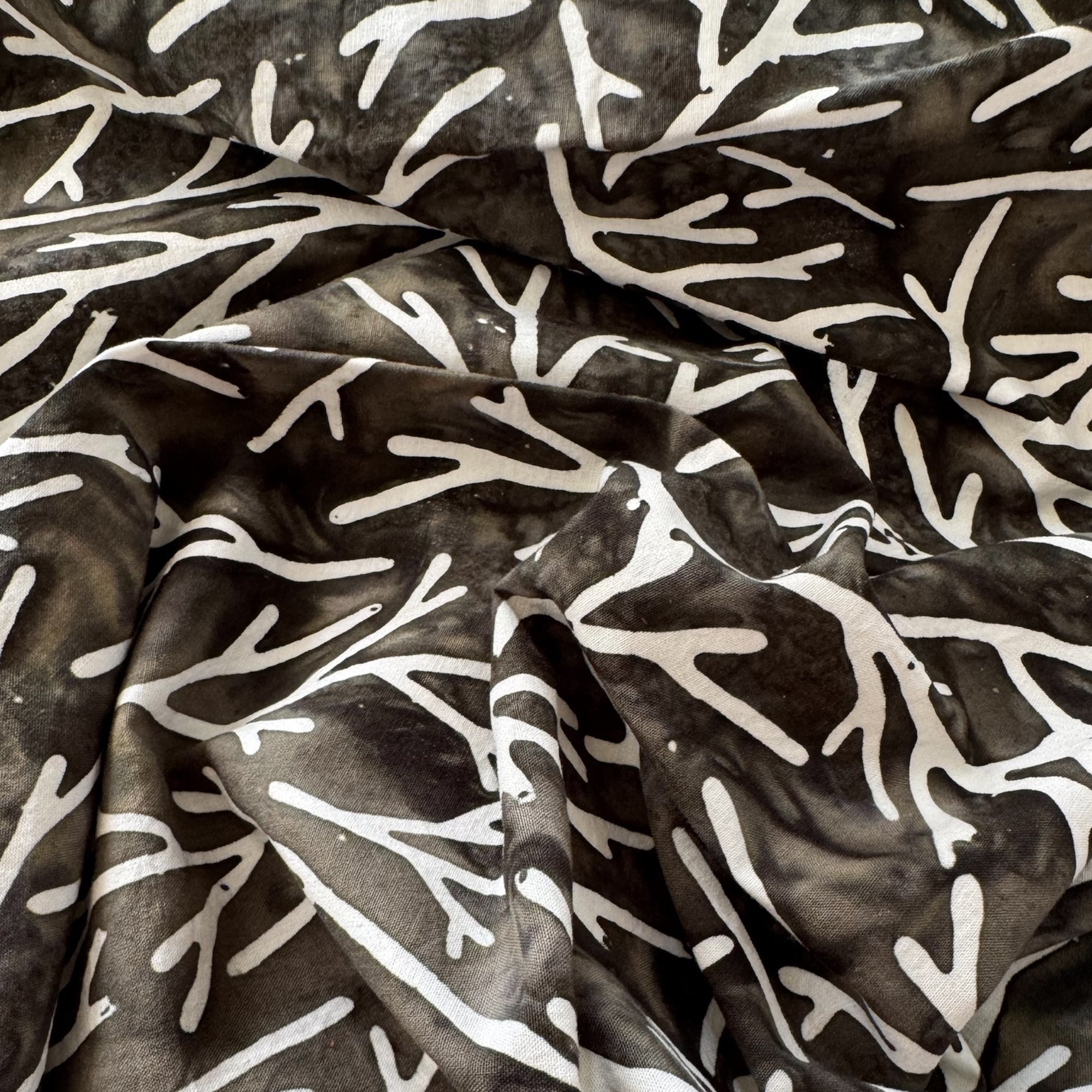 Fat quarter batik negro ramas blancas
