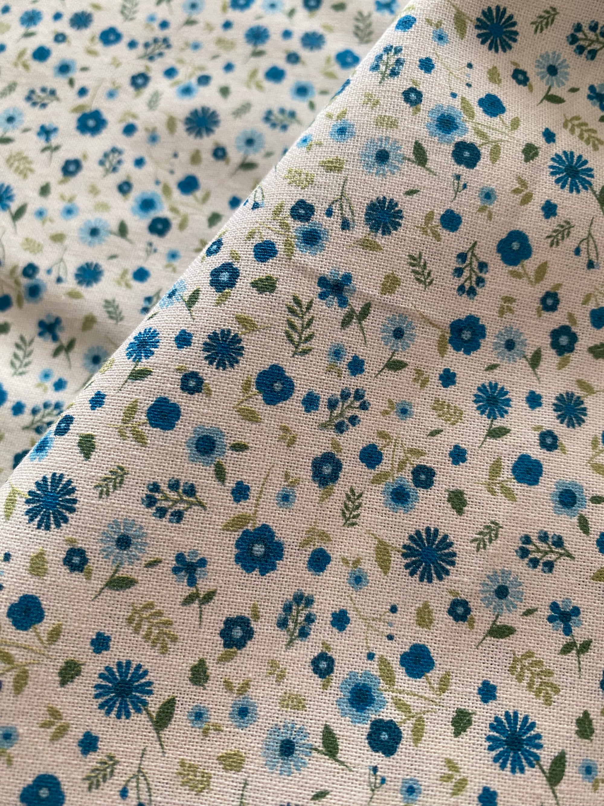 TELA ALGODÓN FLORES AZULES CERTIFICADO GOTS