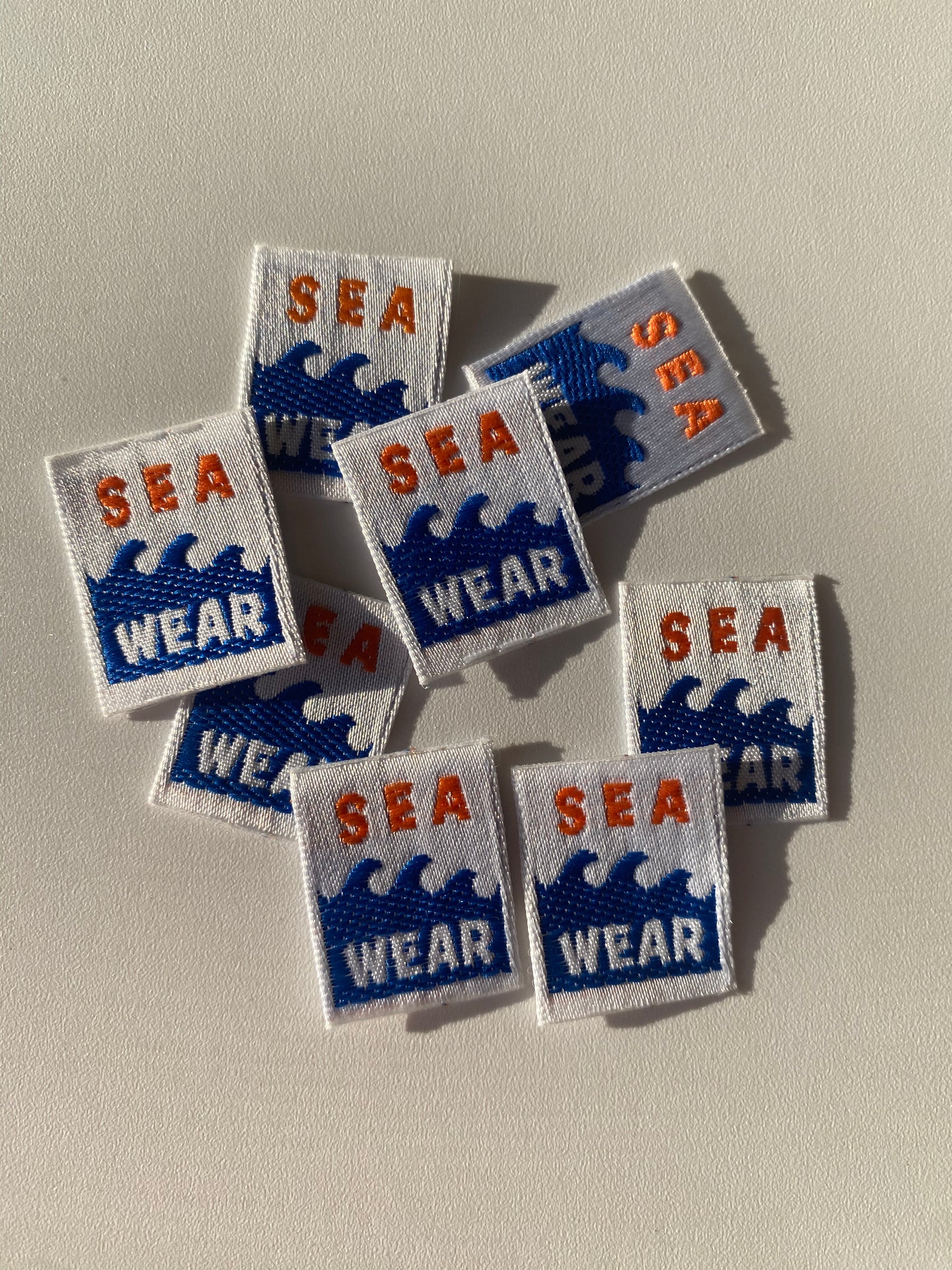 Etiqueta termoadhesiva tejida SEA WEAR
