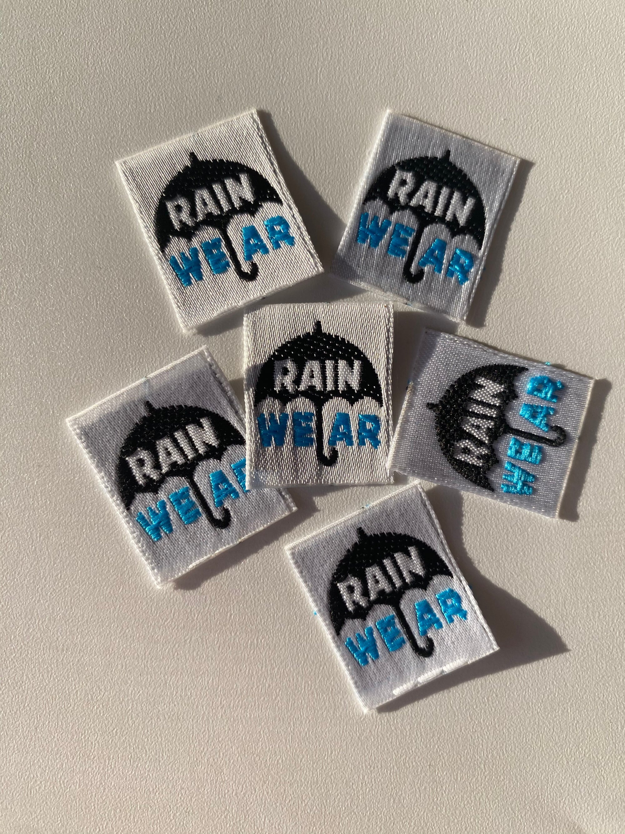 Etiqueta termoadhesiva tejida RAIN WEAR