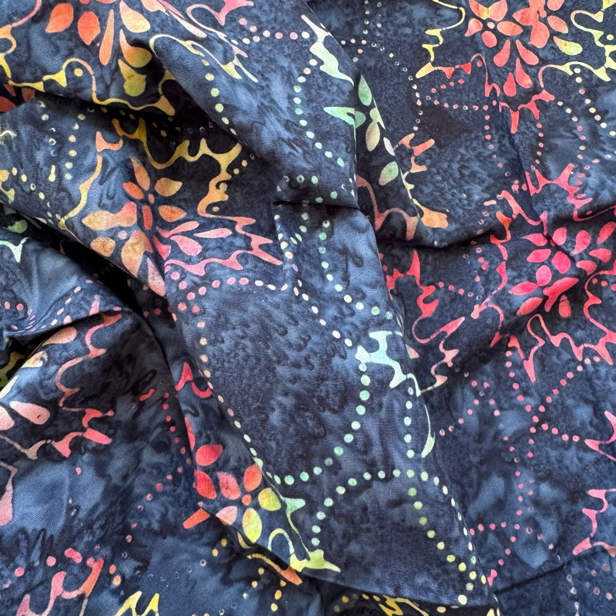 Tela batik mandalas florales naranja rojo amarillo sobre azul marino