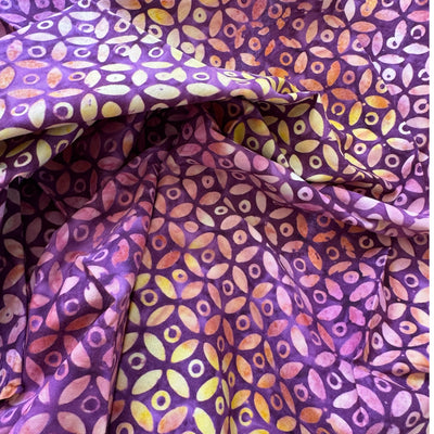 Tela batik flores y arabescos frambuesa magenta tono sobre tono