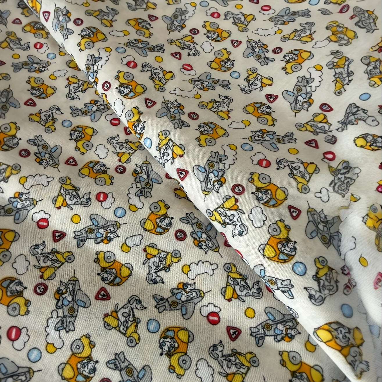 TELA PERRITOS EN VEHICULOS