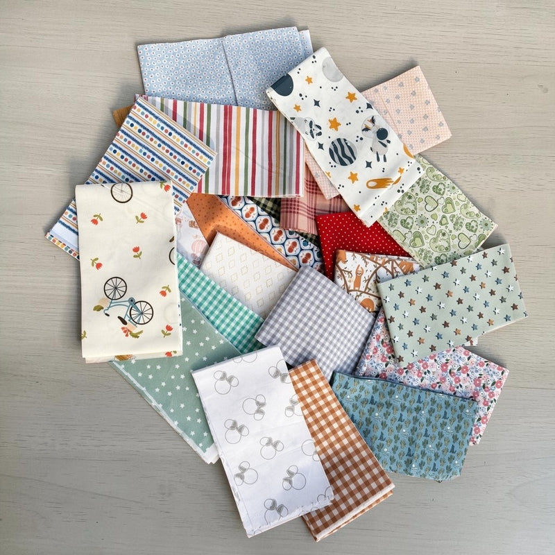 Surtido de telas estampadas con cuadros, rayas, estrellas, flores y motivos infantiles