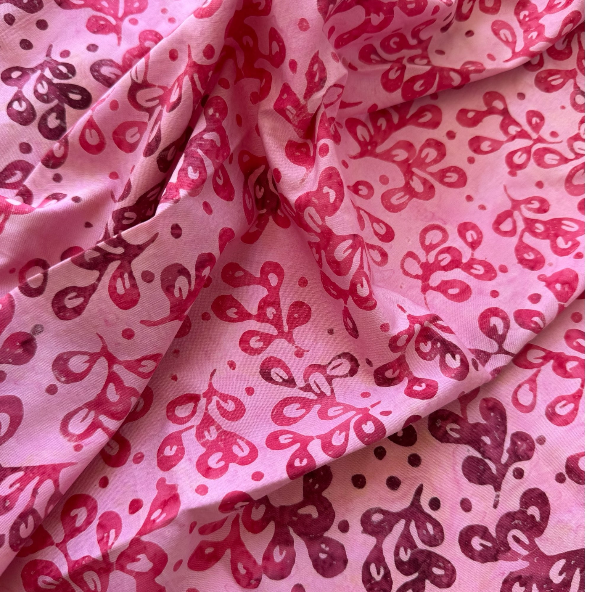 Tela batik hojas tropicales crema y rosa