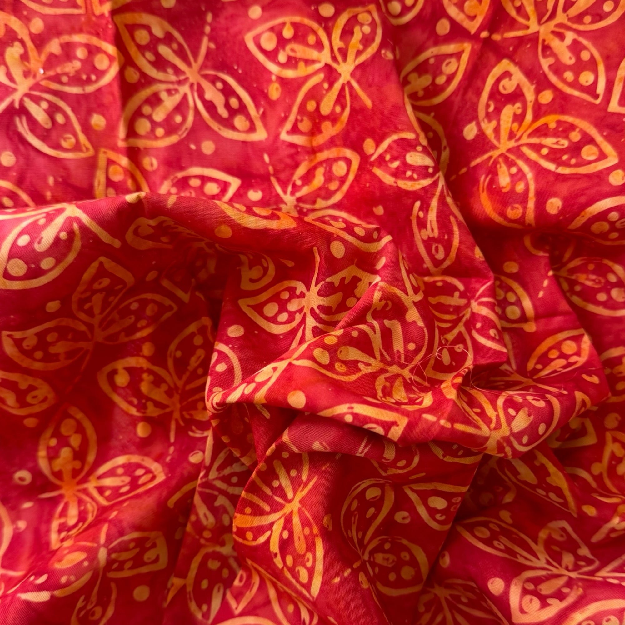 Tela batik follaje tropical amarillo naranja y verde oliva
