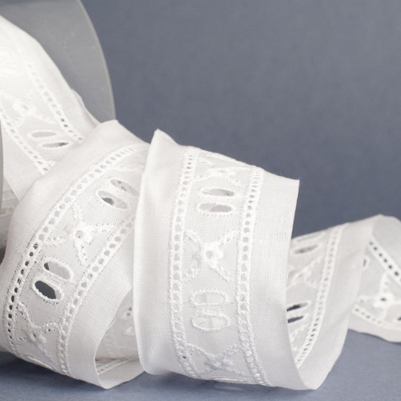 Tira bordada pasacintas LUN17057