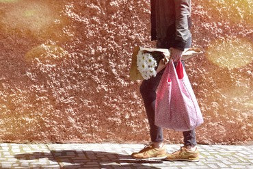 ¡Hazte con tu bolsa perfecta, primaveral y reversible!