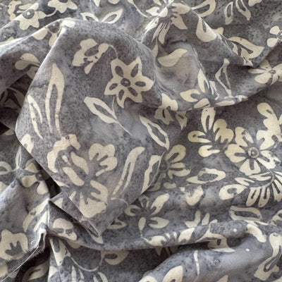 Fat quarter batik gris azulado flores crema