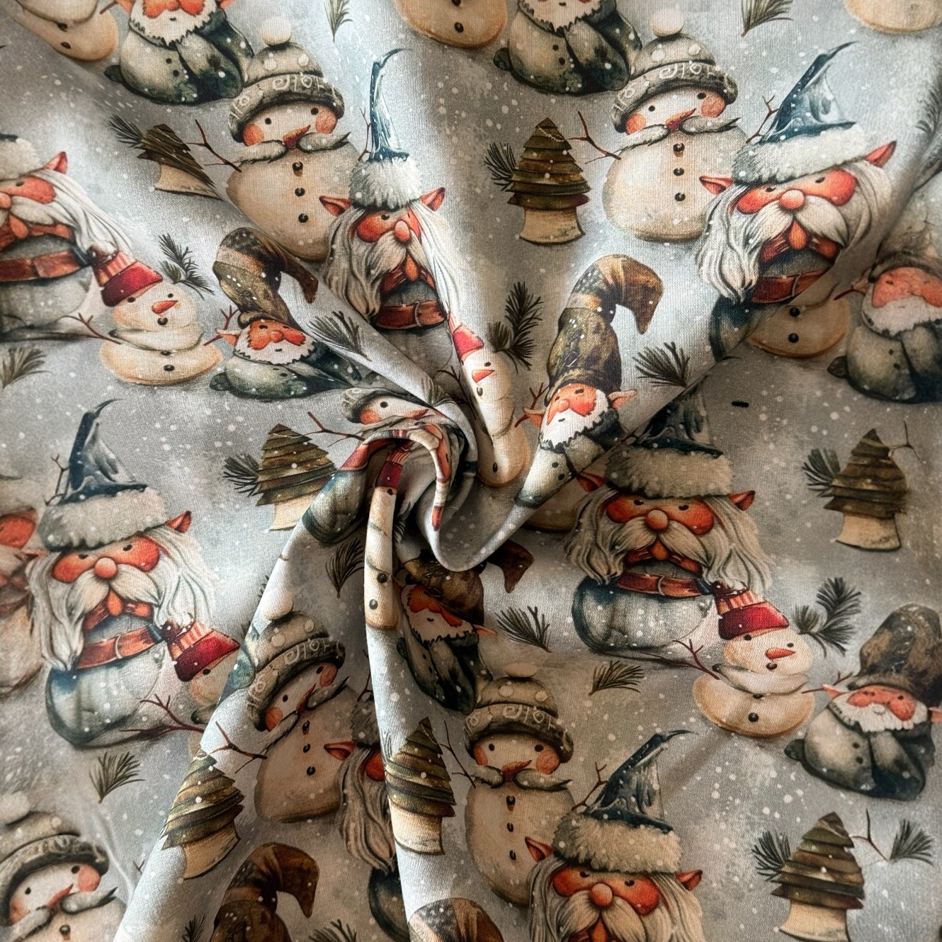TELA NAVIDAD POPELIN ALGODON GNOMOS Y MUÑECOS DE NIEVE