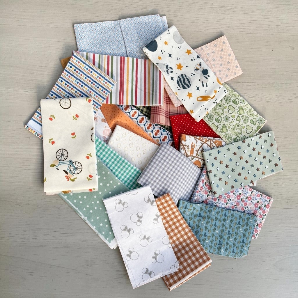 Surtido de telas estampadas con cuadros, rayas, estrellas, flores y motivos infantiles