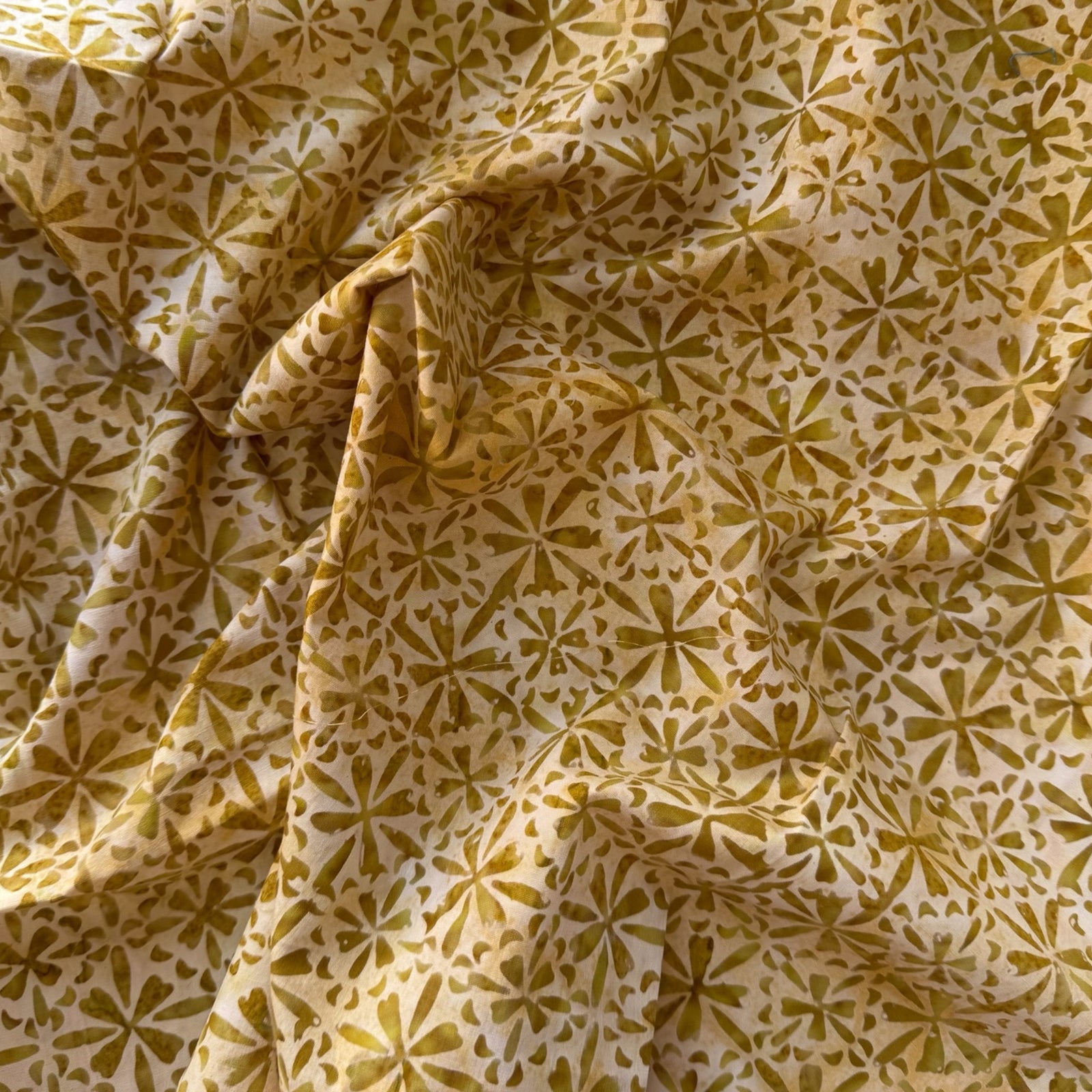 Fat quarter tela batik flores ocre fondo crema