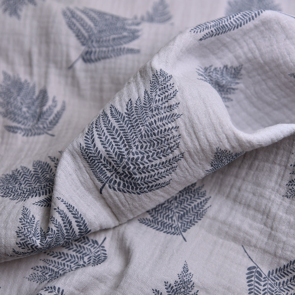 Tela doble gasa/muselina orgánica estampado hojas azul denim (cm) CERTIFICADO GOTS